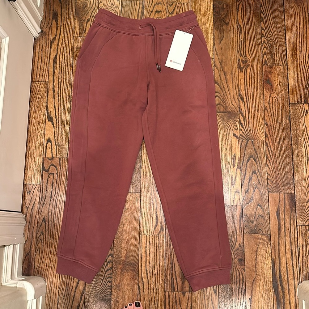 NWT New LULULEMON Scuba HR Jogger; size 6, light maroon color